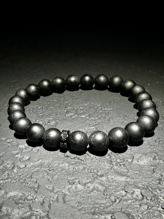 Bransoletka z turmalinu z ozdobnym koralikiem