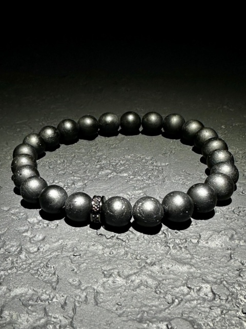 Bransoletka z turmalinu z ozdobnym koralikiem