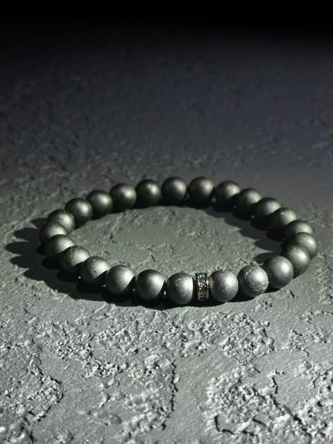 Bransoletka z turmalinu z ozdobnym koralikiem