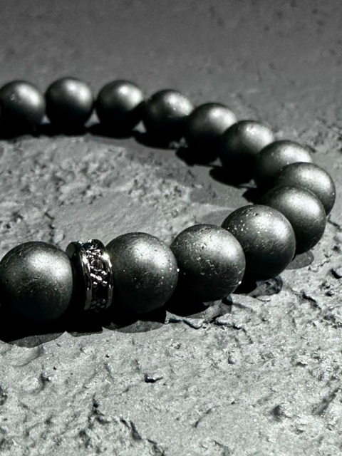 Bransoletka z turmalinu z ozdobnym koralikiem