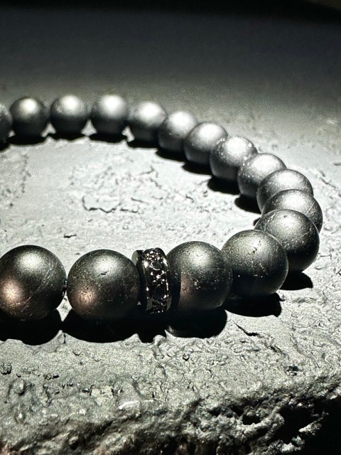 Bransoletka z turmalinu z ozdobnym koralikiem