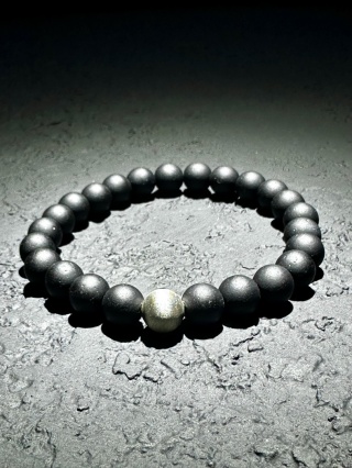 Bransoletka z satynowaną srebrną kulką