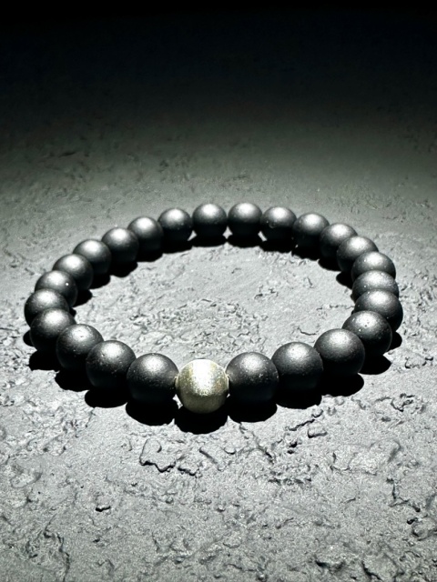 Bransoletka z satynowaną srebrną kulką