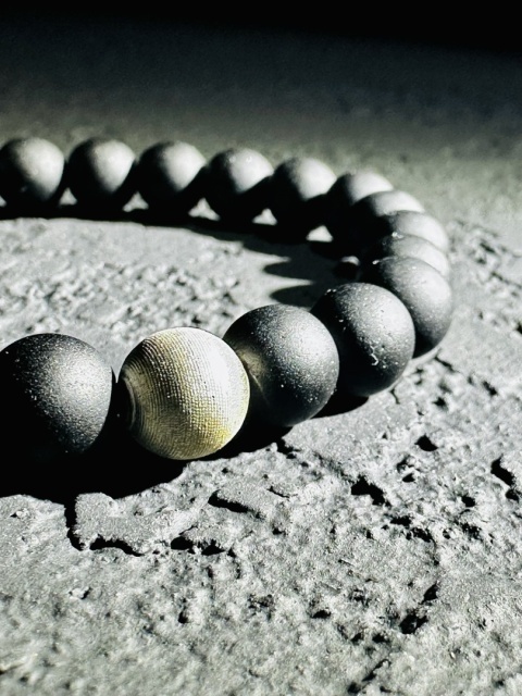 Bransoletka z satynowaną srebrną kulką