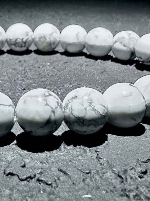 Bransoletka z howlitu białego